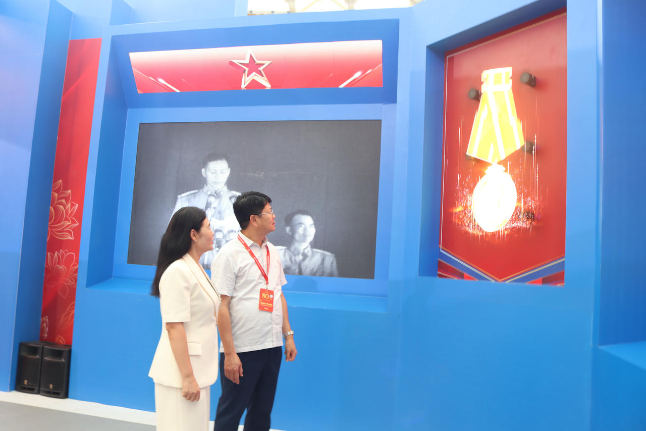 Thứ trưởng Nguyễn Thanh Tịnh giới thiệu với Phó Tổng Kiểm toán Nhà nước Hà Thị Mỹ Dung về không gian trưng bày của Bộ Tư pháp.