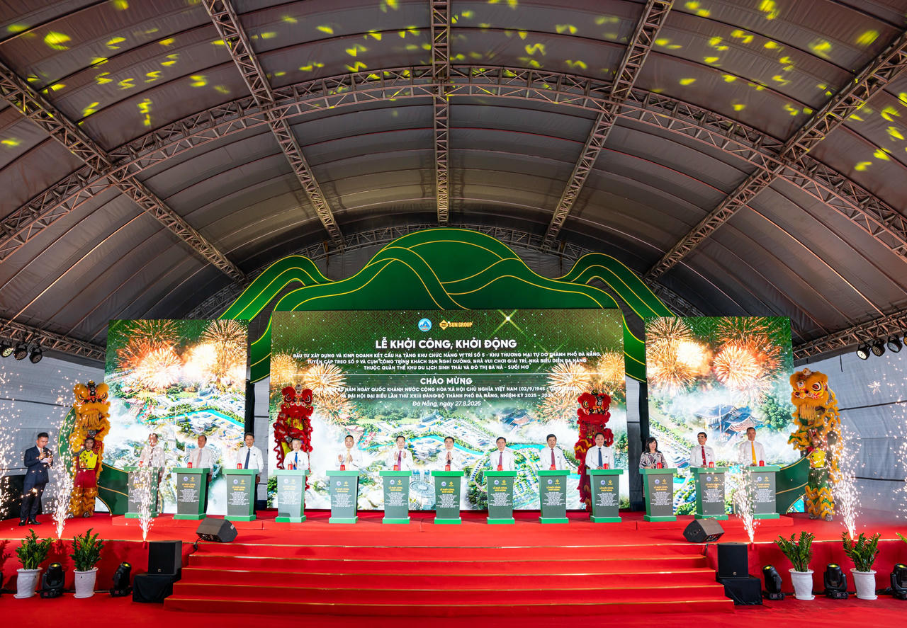 Các đại biểu bấm nút khởi công dự án. 