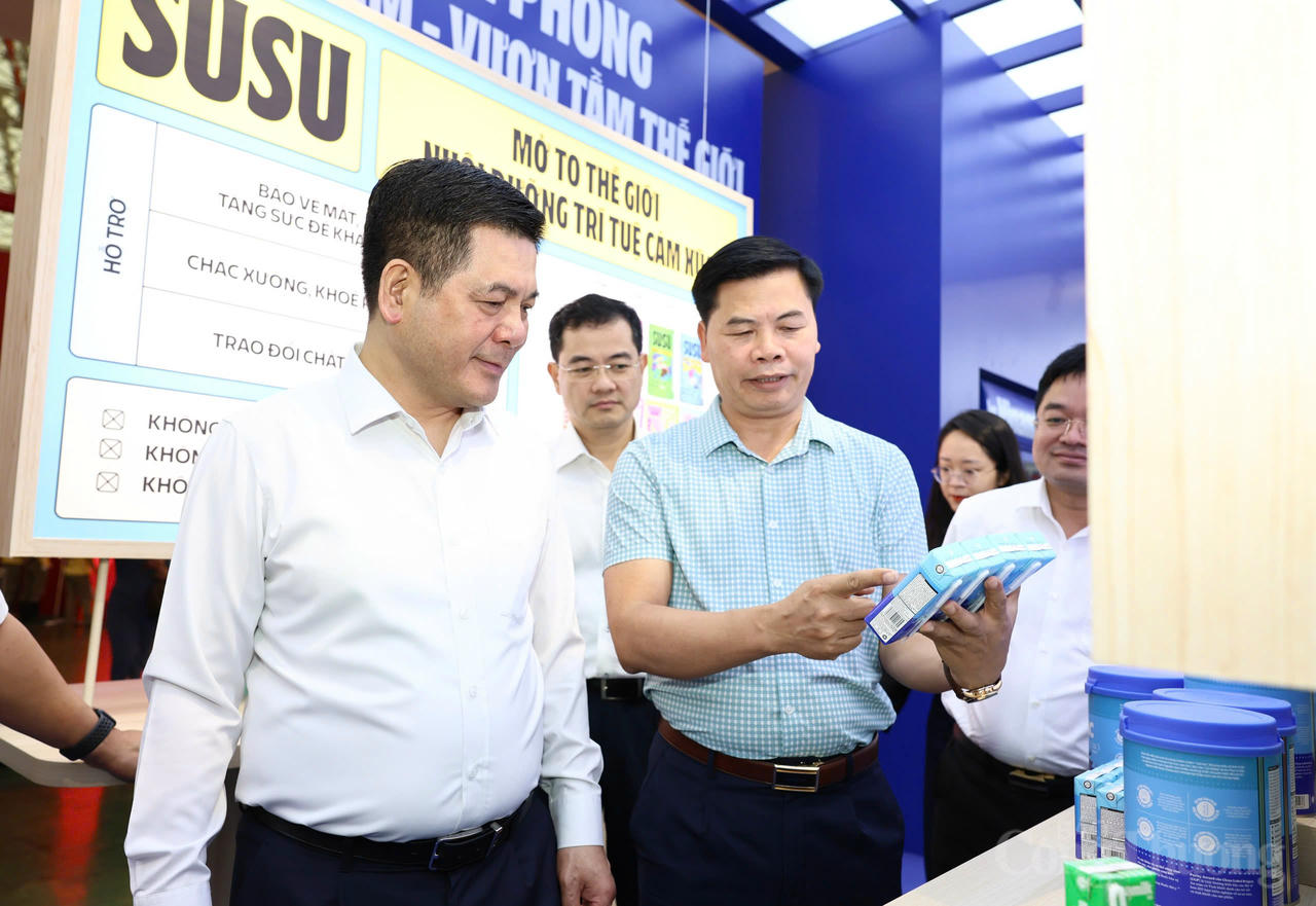 Bộ trưởng Bộ Công Thương Nguyễn Hồng Diên tham quan và kiểm tra gian hàng Vinamilk tại khu trưng bày (Ảnh: Nam Nguyễn).
