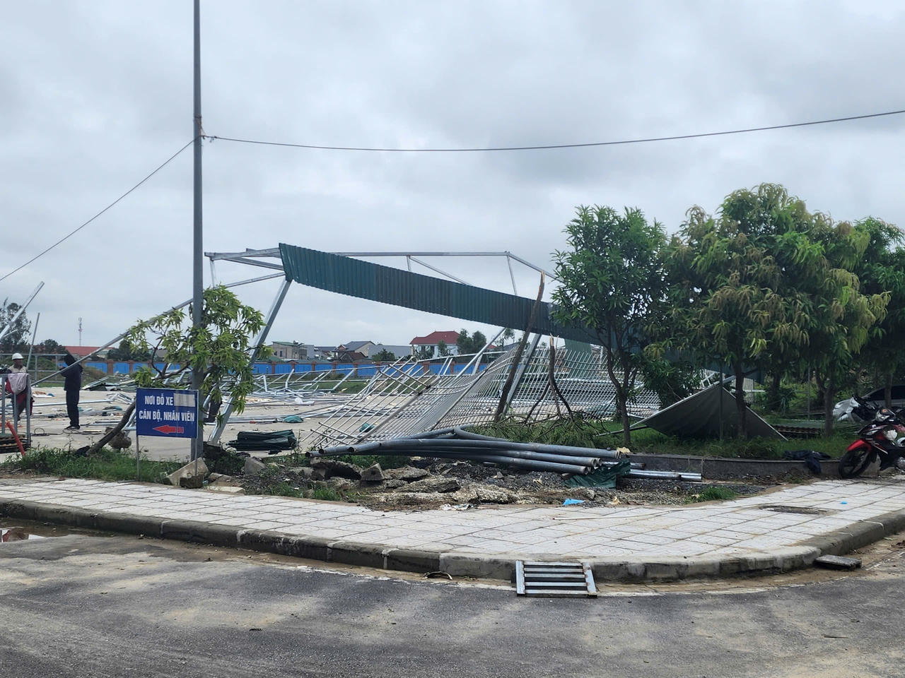 Khu vực nhà xe gãy đổ.