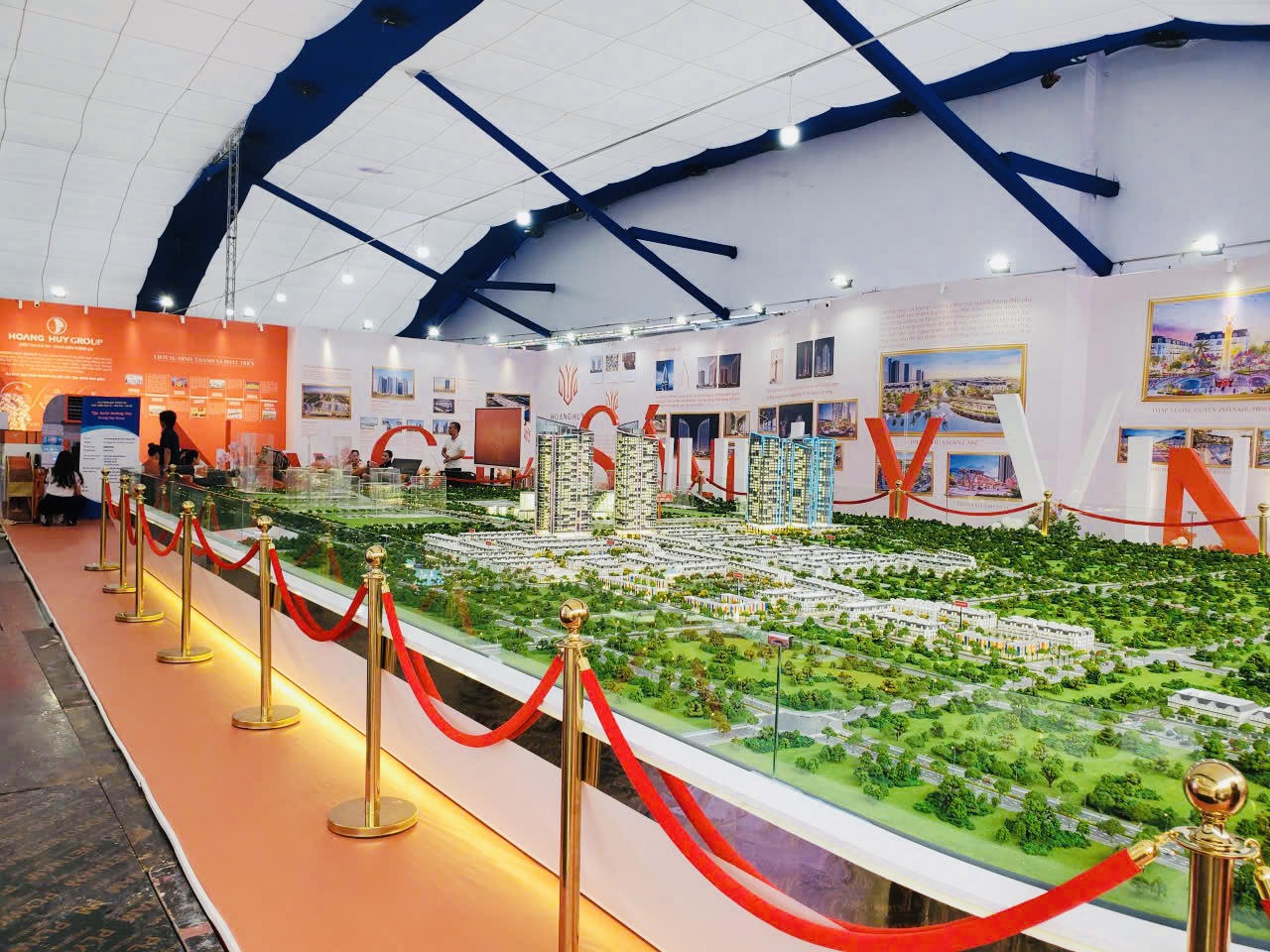 Gian trưng bày của tập đoàn Hoang Huy Group, là tập đoàn kinh tế đa lĩnh vực, tiên phong trong việc kiến tạo những giá trị bền vững cho cộng đồng và nhà đầu tư. 
