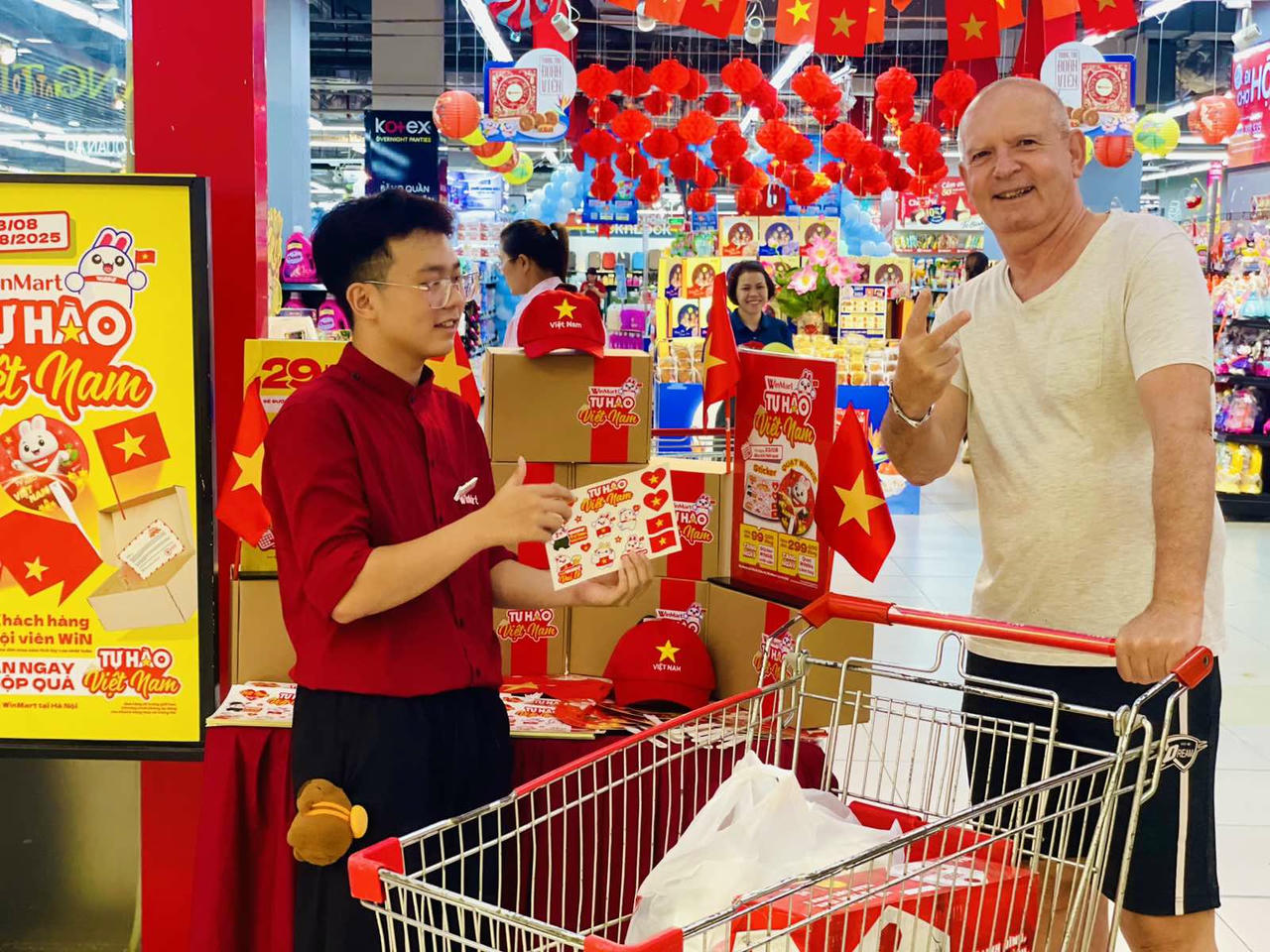 Khách mua hàng thích thú với nhiều quà tặng.