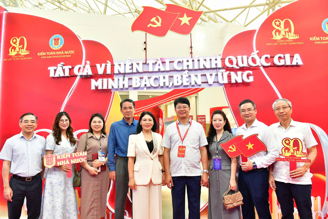 Thứ trưởng Nguyễn Thanh Tịnh và Phó Tổng Kiểm toán Nhà nước Hà Thị Mỹ Dung chụp ảnh lưu niệm tại Triển lãm.