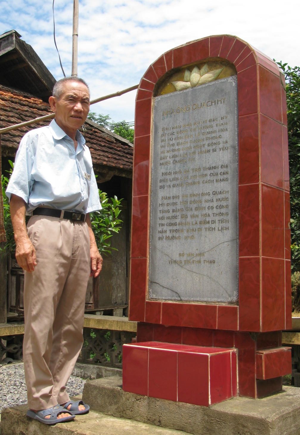 Tấm bia di tích ở nhà ông Quách Hy (quan lang Mường Khói) - địa điểm liên lạc, hội họp của cán bộ và quần chúng cách mạng từ năm 1940. (Ảnh: HT)  