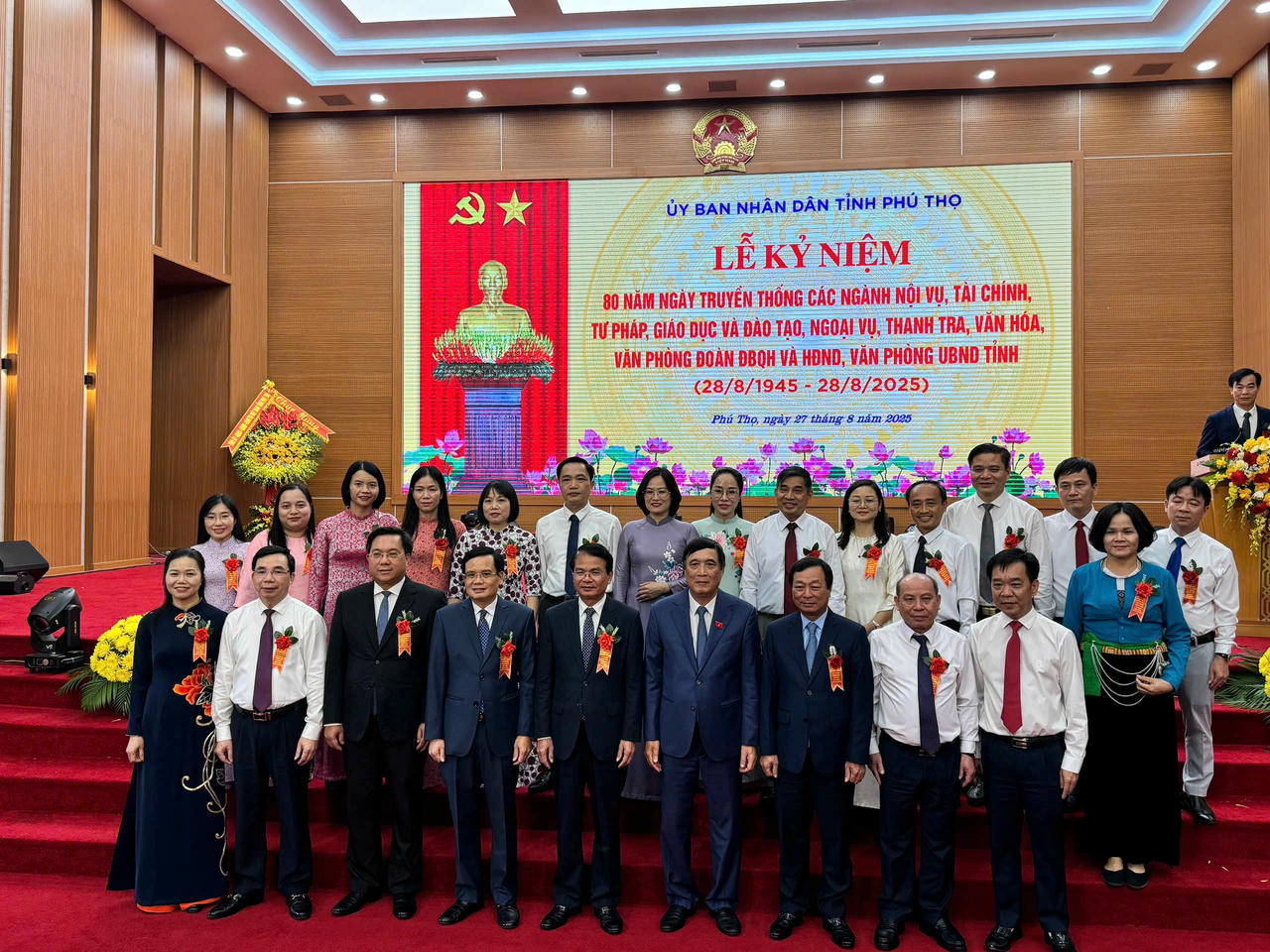 Các đại biểu chụp ảnh lưu niệm. Ảnh: Ngọc Phúc