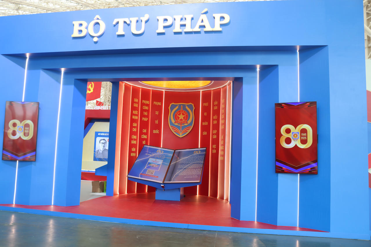 Thứ trưởng Nguyễn Thanh Tịnh kiểm tra không gian triển lãm của Bộ Tư pháp