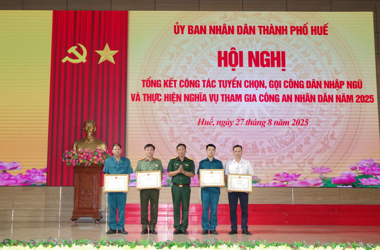 Tặng Bằng khen cho 5 cá nhân đã có thành tích xuất sắc trong công tác tuyển quân năm 2025.