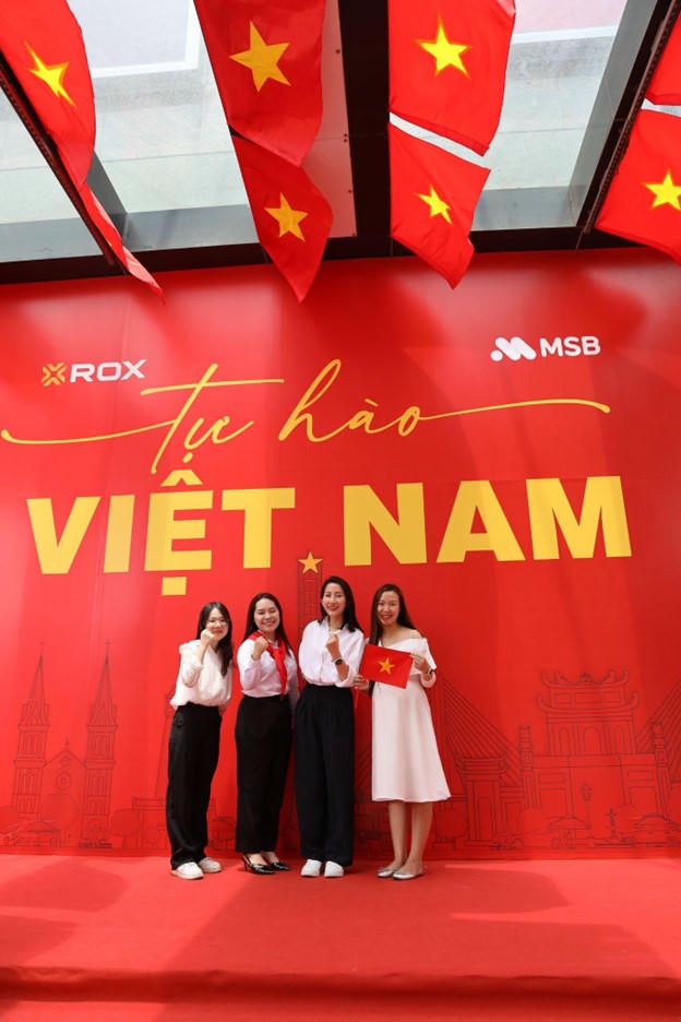 Với vị trí thuận lợi trên đường Nguyễn Chí Thanh, ROX Tower trở thành điểm dừng chân tự nhiên cho những ai di chuyển tới khu vực Liễu Giai - Kim Mã xem sơ luyện, tổng duyệt có thể dừng chân, lưu lại những khoảnh khắc đáng nhớ.