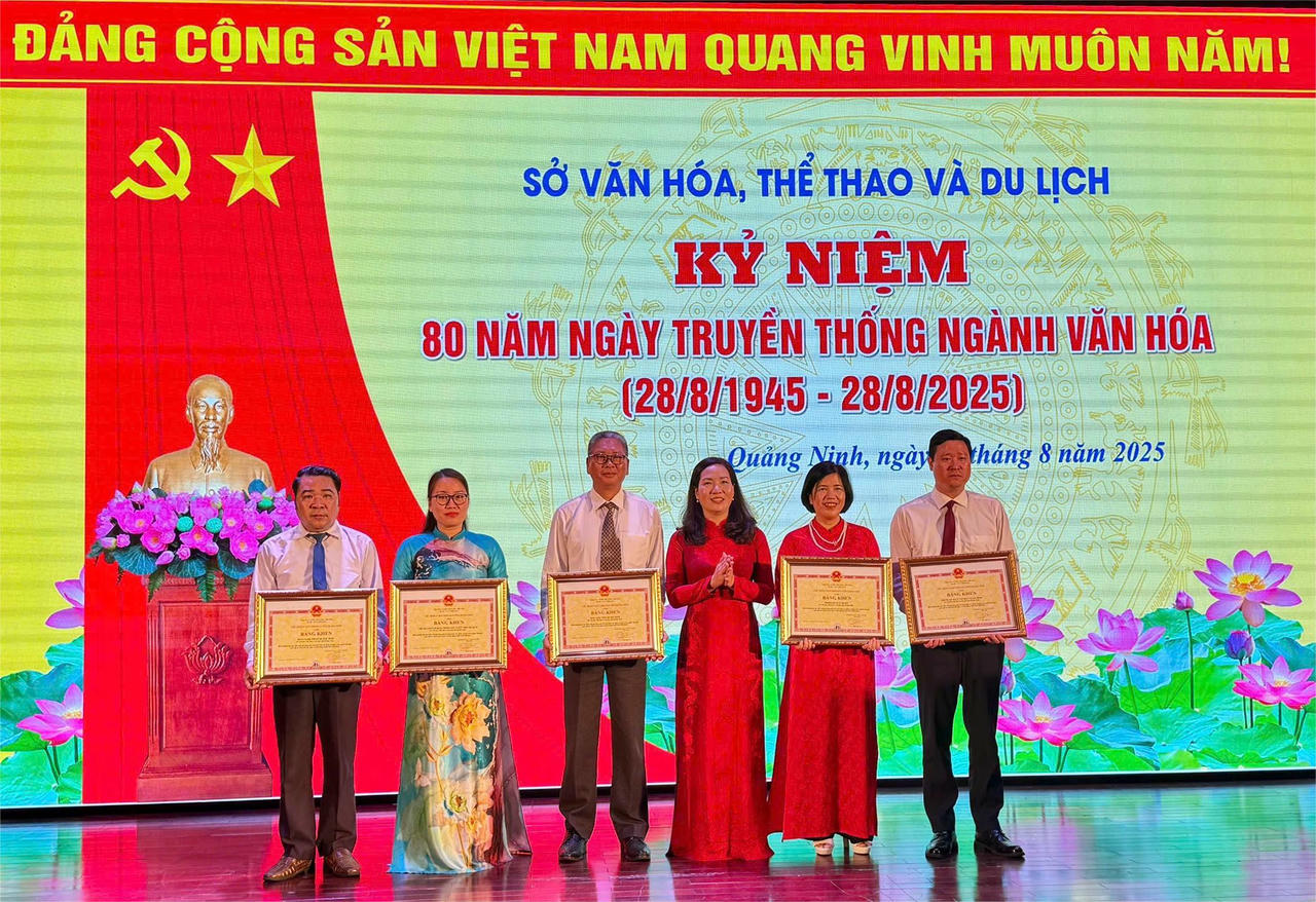 Bà Nguyễn Thị Hạnh - Phó Chủ tịch UBND tỉnh Quảng Ninh tặng Bằng khen cho tập thể có thành tích xuất sắc trong ngành Văn hóa.
