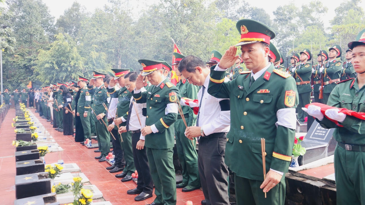 Các đại biểu dâng hương tưởng niệm anh linh các liệt sĩ.