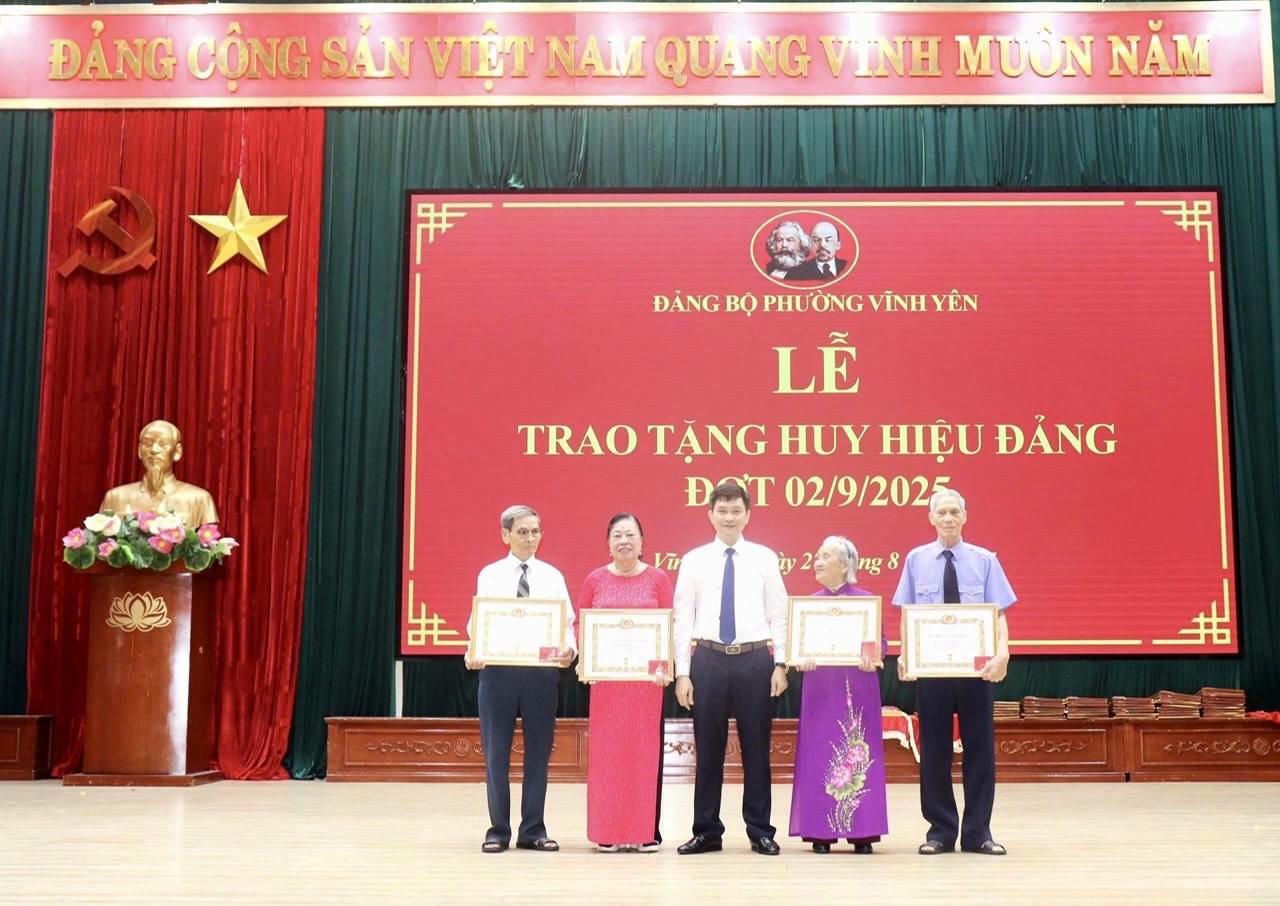 Phường Vĩnh Yên (Phú Thọ) trao huy hiệu Đảng cho 76 Đảng viên đợt 2-9
