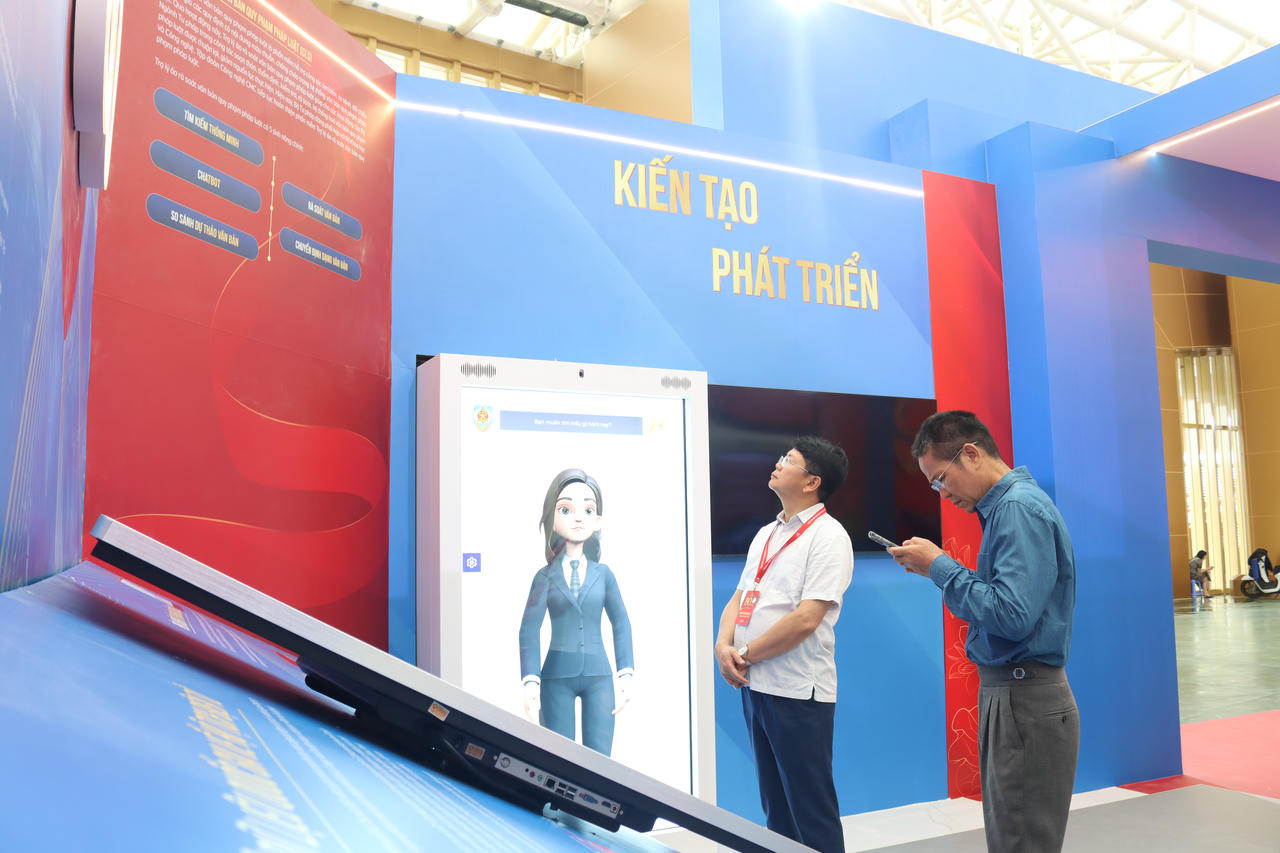 Thứ trưởng Nguyễn Thanh Tịnh kiểm tra không gian triển lãm của Bộ Tư pháp