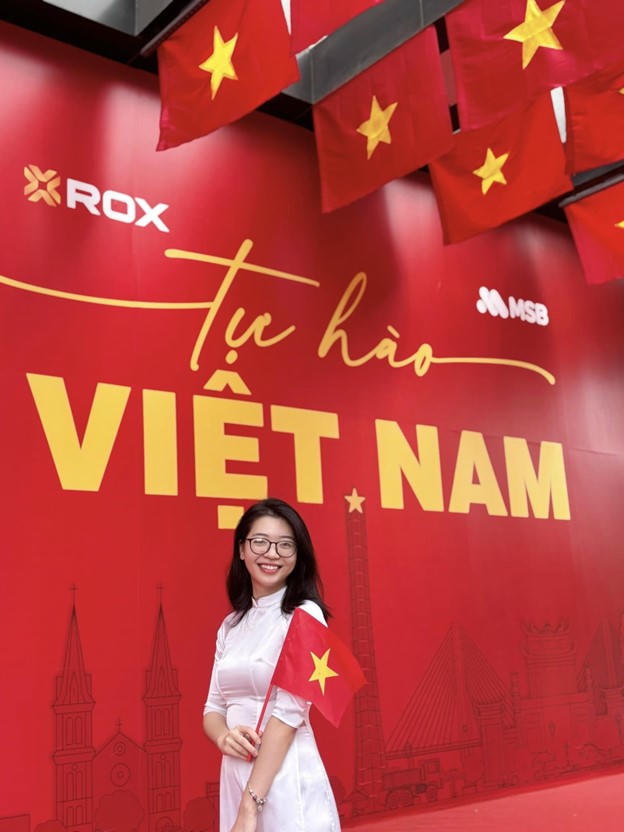 “Bức tường yêu nước” đỏ rực với ngôi sao vàng năm cánh, dòng chữ “Tự hào Việt Nam” và hàng trăm lá cờ tung bay, trở thành phông nền check-in biểu tượng tại ROX Tower.