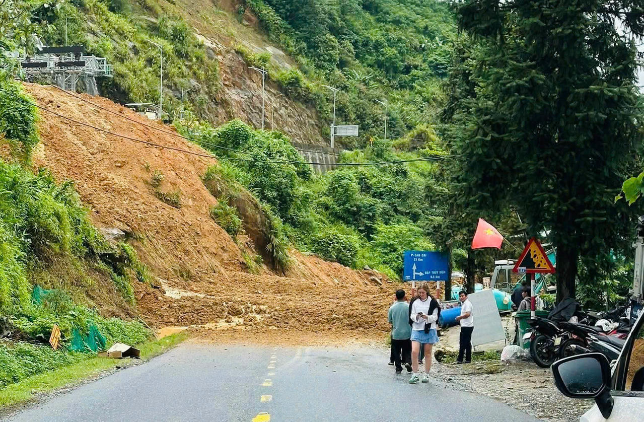 Sạt lở trên Quốc lộ 4D