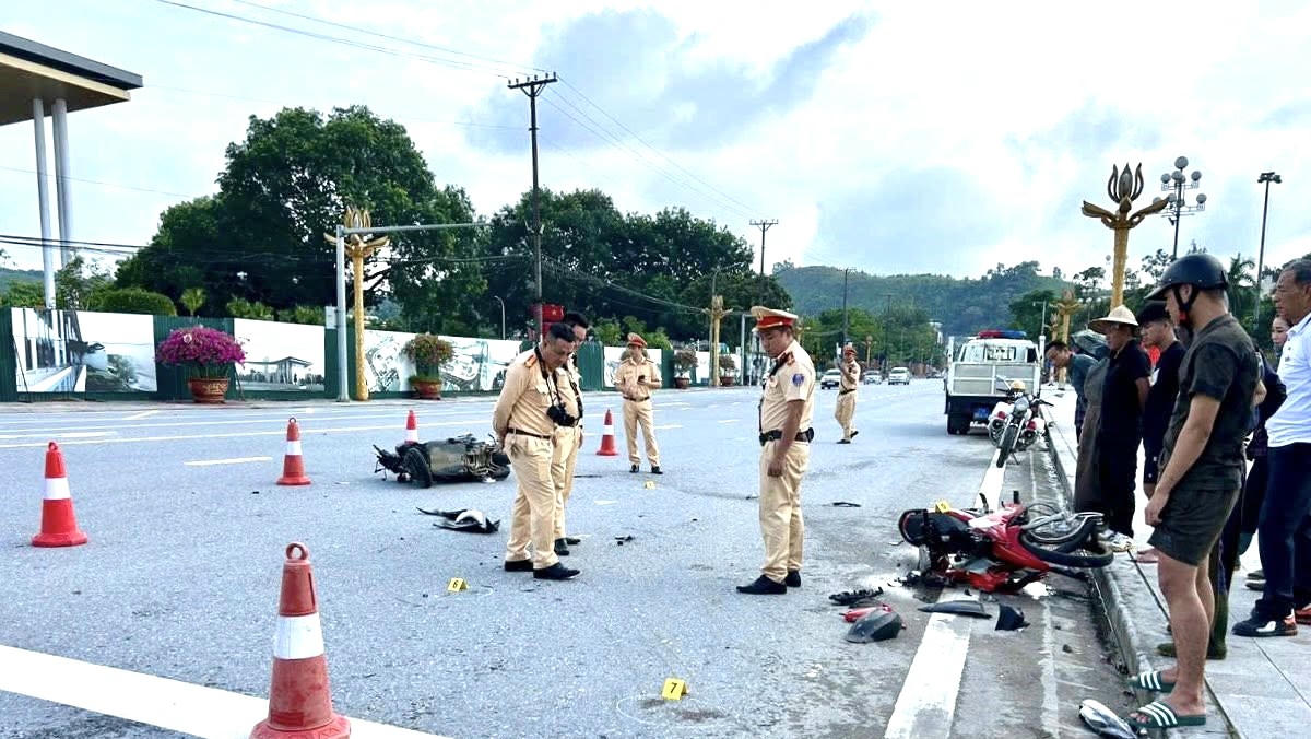 Thanh niên đi xe ngược chiều tông trúng xe chở bé gái 4 tuổi ở Lào Cai