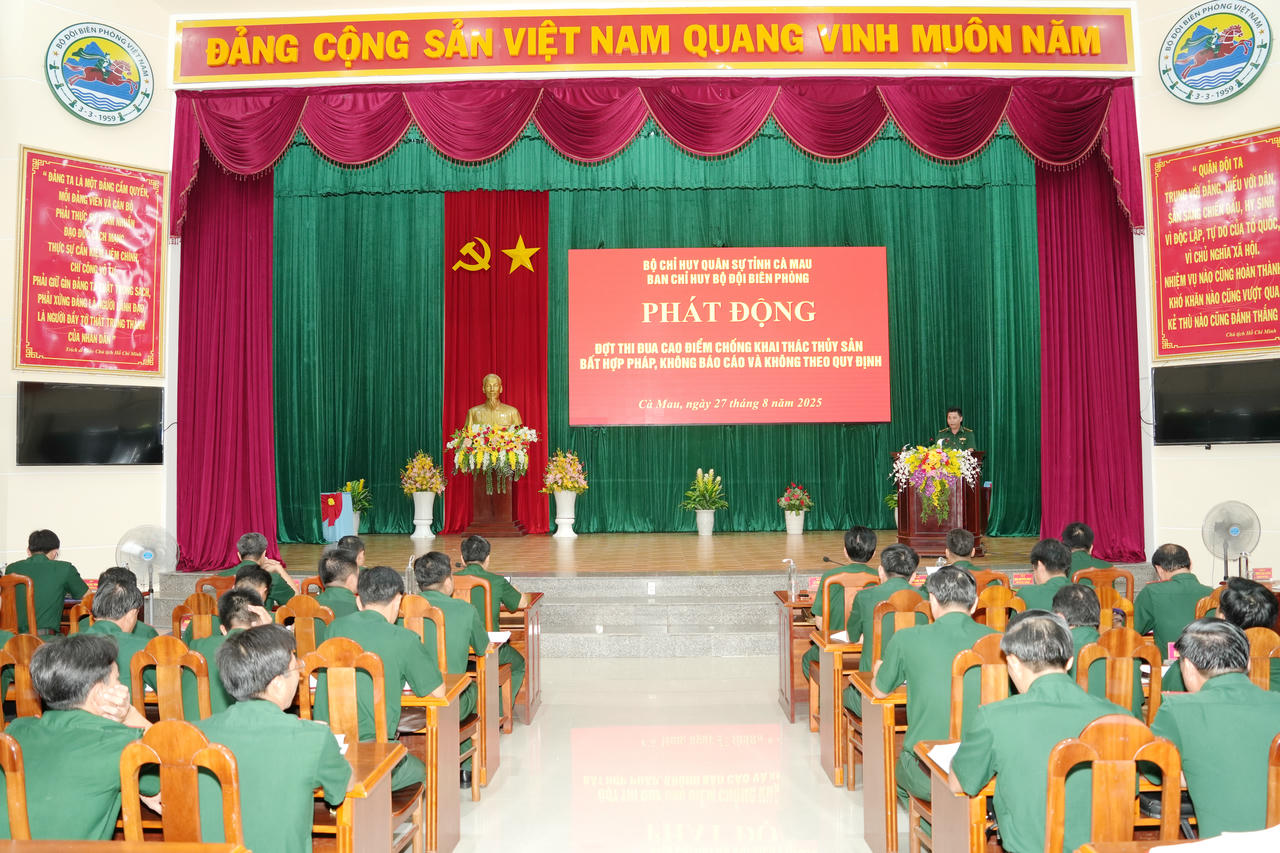 Cán bộ, chiến sĩ BĐBP tỉnh Cà Mau tham gia buổi phát động.