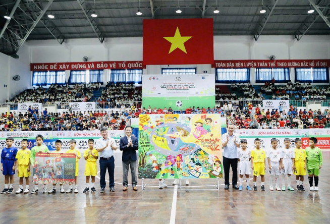 Các cầu thủ nhí cùng nhau vẽ nên bức tranh dành tặng Toyota Việt Nam nhân dịp 30 năm thành lập