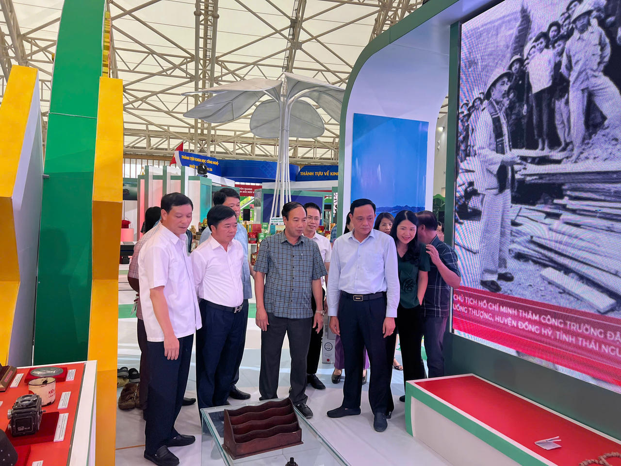 Ông Bùi Văn Lương, Phó Chủ tịch UBND tỉnh Thái Nguyên kiểm tra gian hàng triển lãm của địa phương.