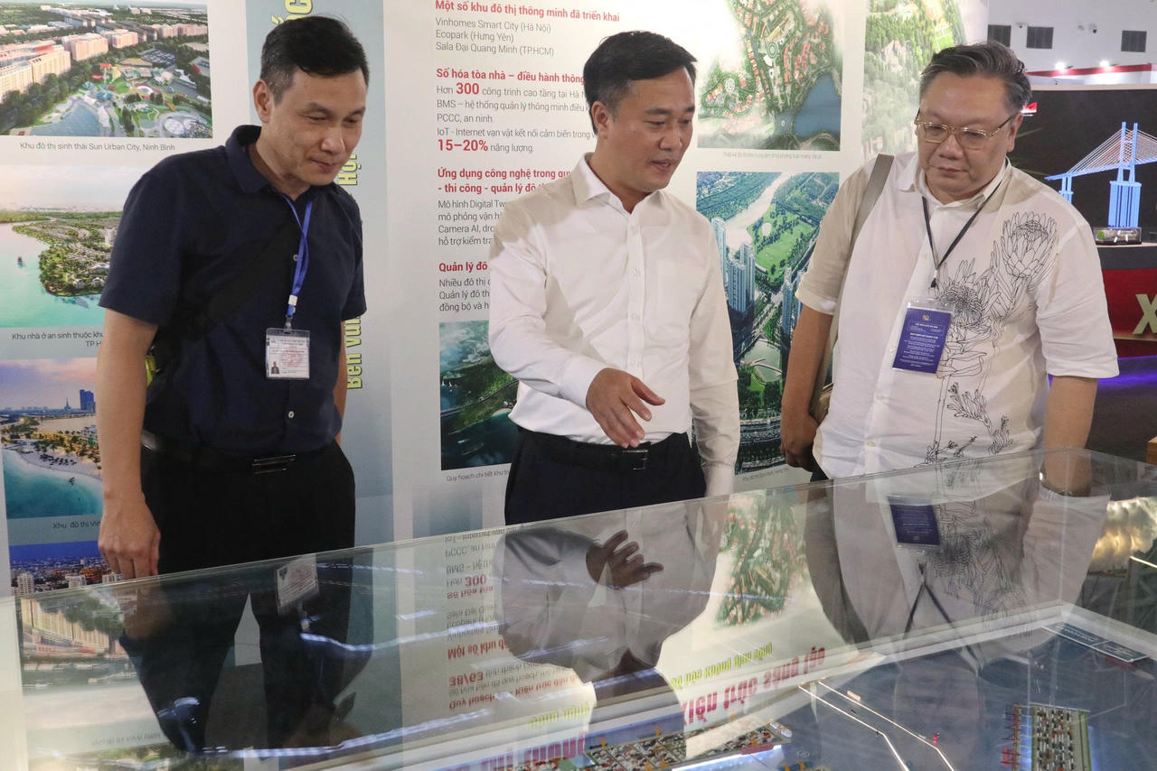 Thứ trưởng Bộ Xây dựng Nguyễn Việt Hùng kiểm tra tiến độ Triễn lãm.