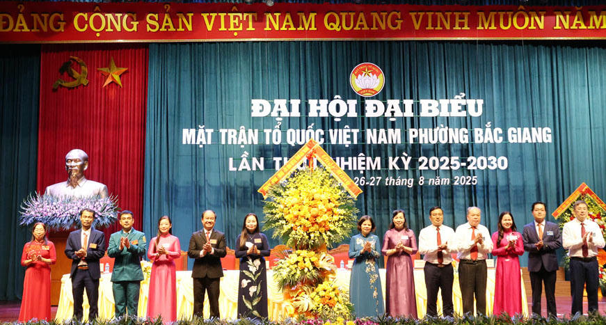 Các đại biểu tặng hoa chúc mừng Đại hội đại biểu MTTQ Việt Nam phường Bắc Giang.