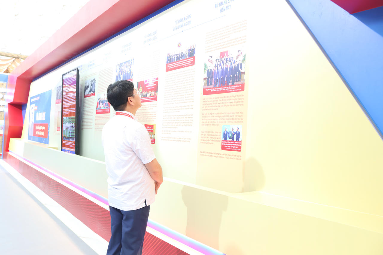 Thứ trưởng Nguyễn Thanh Tịnh kiểm tra không gian triển lãm của Bộ Tư pháp