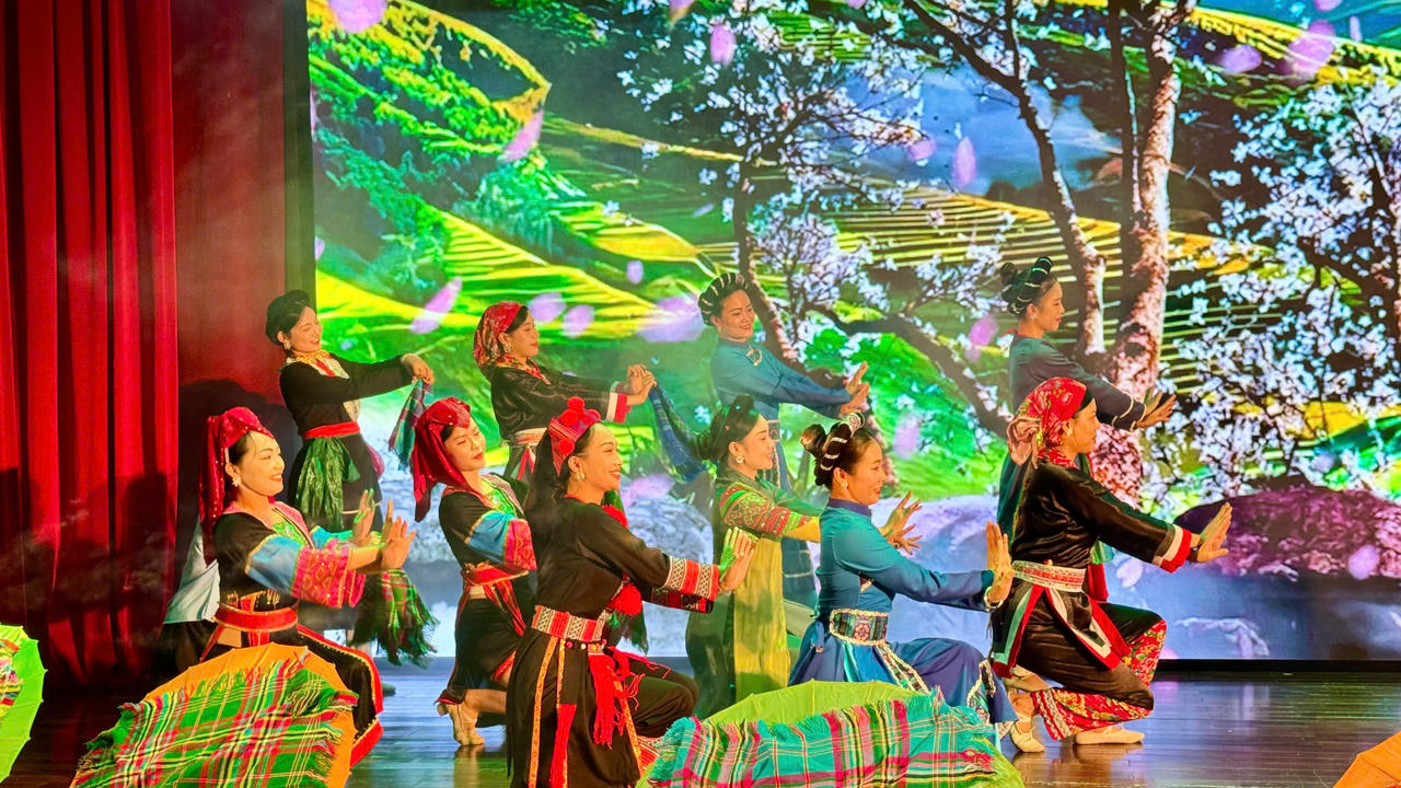 Văn hóa phải được nhìn nhận và đầu tư đúng mức, có chiều sâu, lấy con người làm trung tâm, lấy bản sắc làm điểm tựa, lấy đổi mới sáng tạo làm phương thức phát triển cốt lõi.