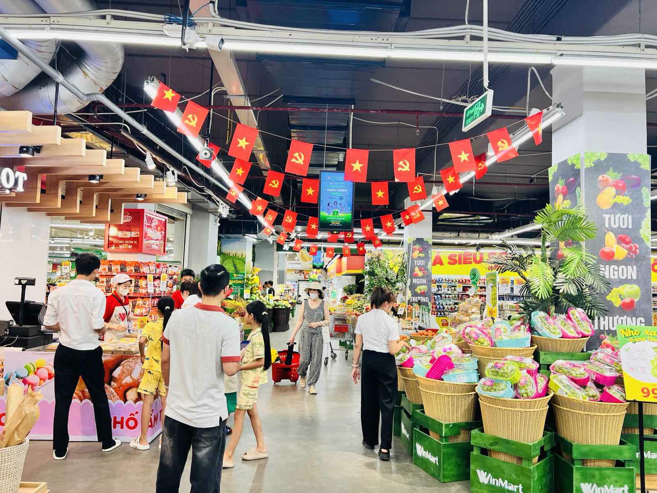 Khách hàng có cơ hội trúng thưởng với các sản phẩm như nước mắm Nam Ngư, xúc xích Ponnie, gia vị Chinsu, cà phê Vinacafe...