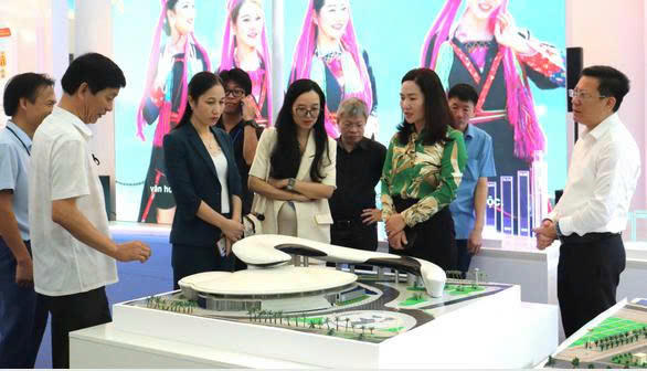 Phó Chủ tịch UBND tỉnh Nguyễn Thị Hạnh đã trực tiếp kiểm tra không gian trưng bày của Quảng Ninh tại Hà Nội.