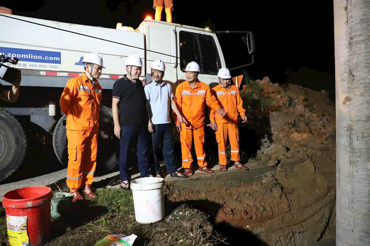 Lãnh đạo Công ty Điện lực Hà Tĩnh chỉ đạo công tác khắc phục điện lưới trong đêm. Ảnh: PV