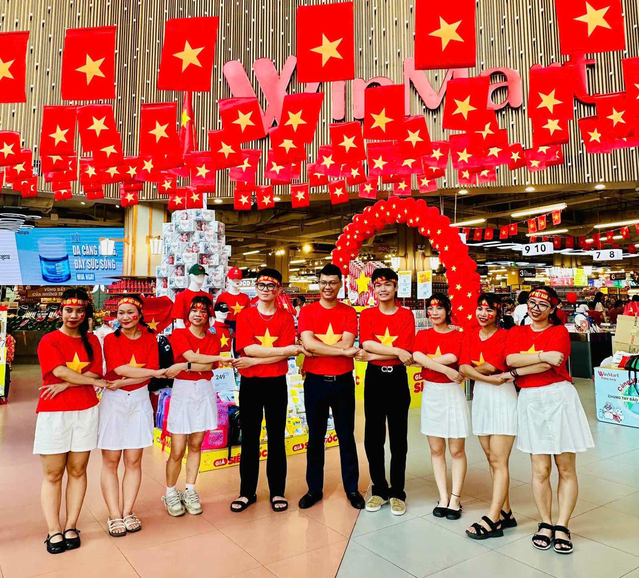 Chuỗi WinMart rực rỡ sắc đỏ, tôn vinh hàng Việt mùa Quốc khánh