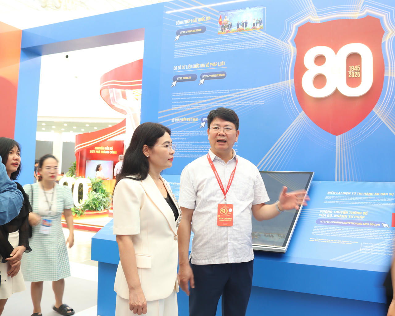 Thứ trưởng Nguyễn Thanh Tịnh kiểm tra không gian triển lãm của Bộ Tư pháp