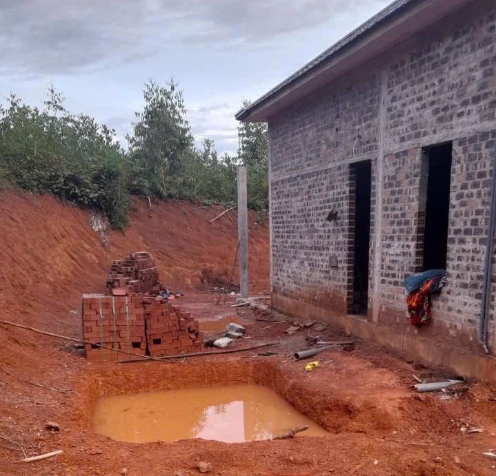 Hố nước gia đình đào, nơi xảy ra sự việc đau lòng.