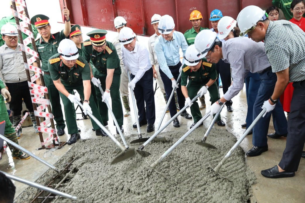 Các đại biểu thực hiện nghi thức hợp long cầu Phong Châu mới. Ảnh: Ngọc Phúc.