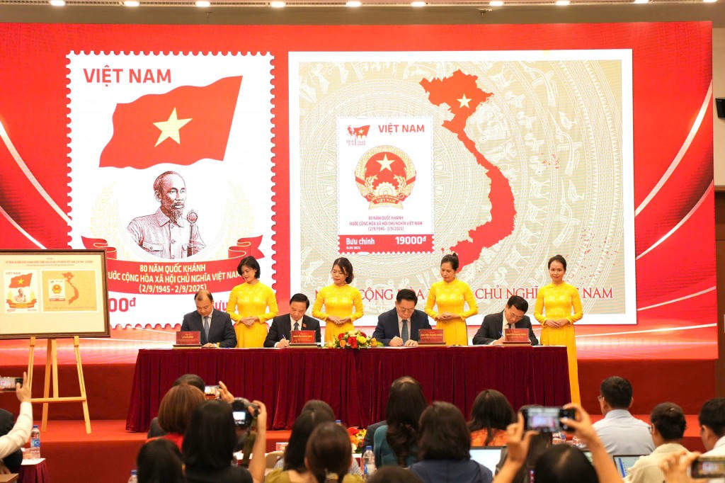 Các đại biểu thực hiện nghi thức ký bìa phát hành đặc biệt bộ tem và đóng dấu lưu niệm (Ảnh: MOST)