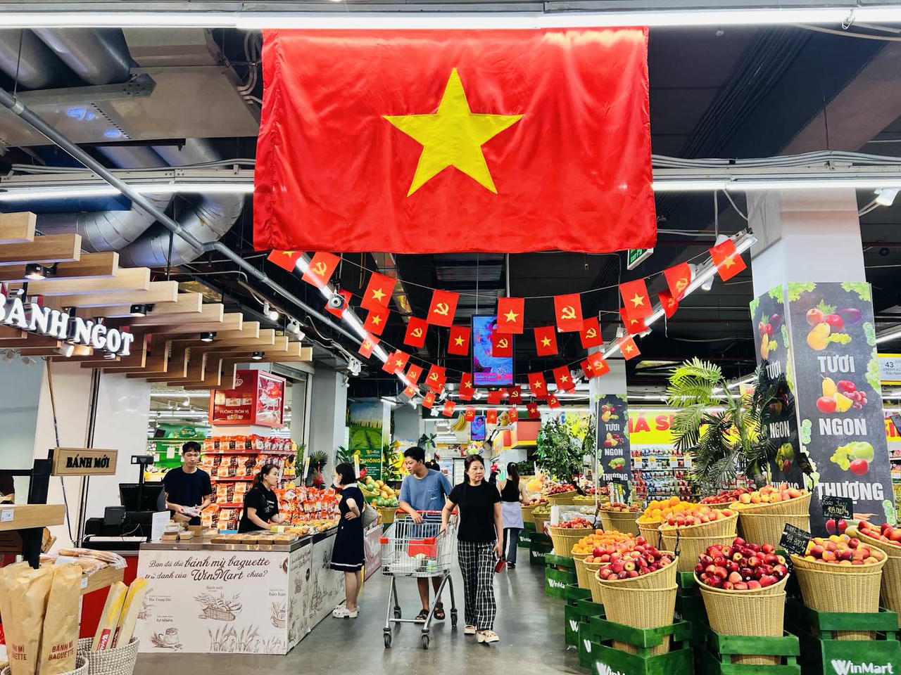 Chuỗi WinMart rực rỡ sắc đỏ, tôn vinh hàng Việt mùa Quốc khánh