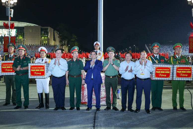 Thủ tướng Phạm Minh Chính cùng các đồng chí lãnh đạo Ban Tuyên giáo và Dân vận Trung ương, Bộ quốc phòng, Bộ Công an tặng quà động viên các lực lượng tham gia buổi sơ duyệt - Ảnh: VGP/Nhật Bắc