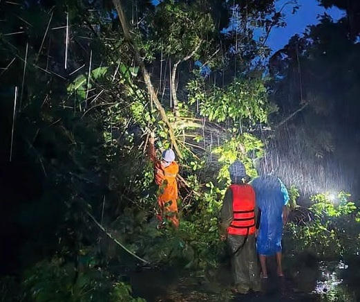 Thợ điện xuyên đêm khắc phục sự cố điện