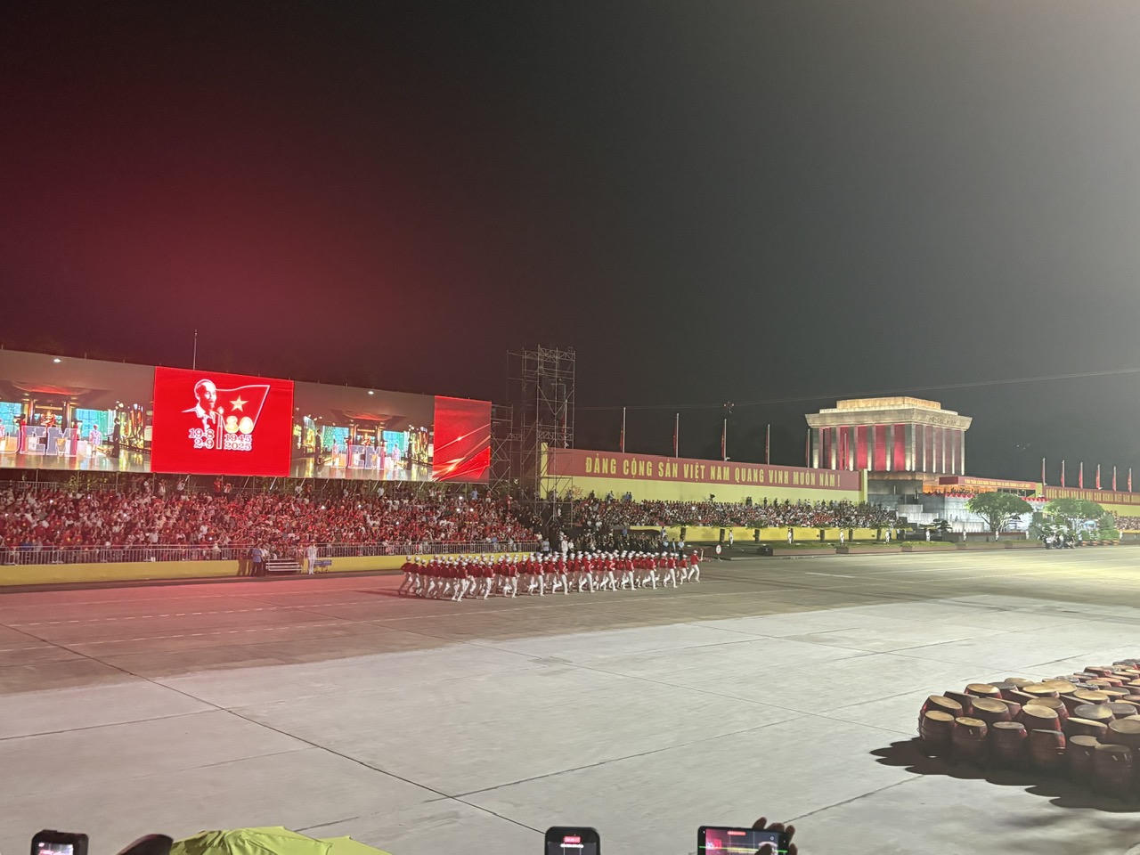 Chương trình bắt đầu bằng lễ rước đuốc, thắp sáng đài lửa - biểu tượng khát vọng của dân tộc Việt Nam. Ngọn lửa được trao cho Trung tướng, Anh hùng lực lượng vũ trang nhân dân Nguyễn Đức Soát, nguyên Phó tổng Tham mưu trưởng Quân đội nhân dân Việt Nam, người đã có thành tích đặc biệt xuất sắc, bắn rơi 6 máy bay của địch, trở thành một trong những phi công anh hùng của Quân đội nhân dân Việt Nam.