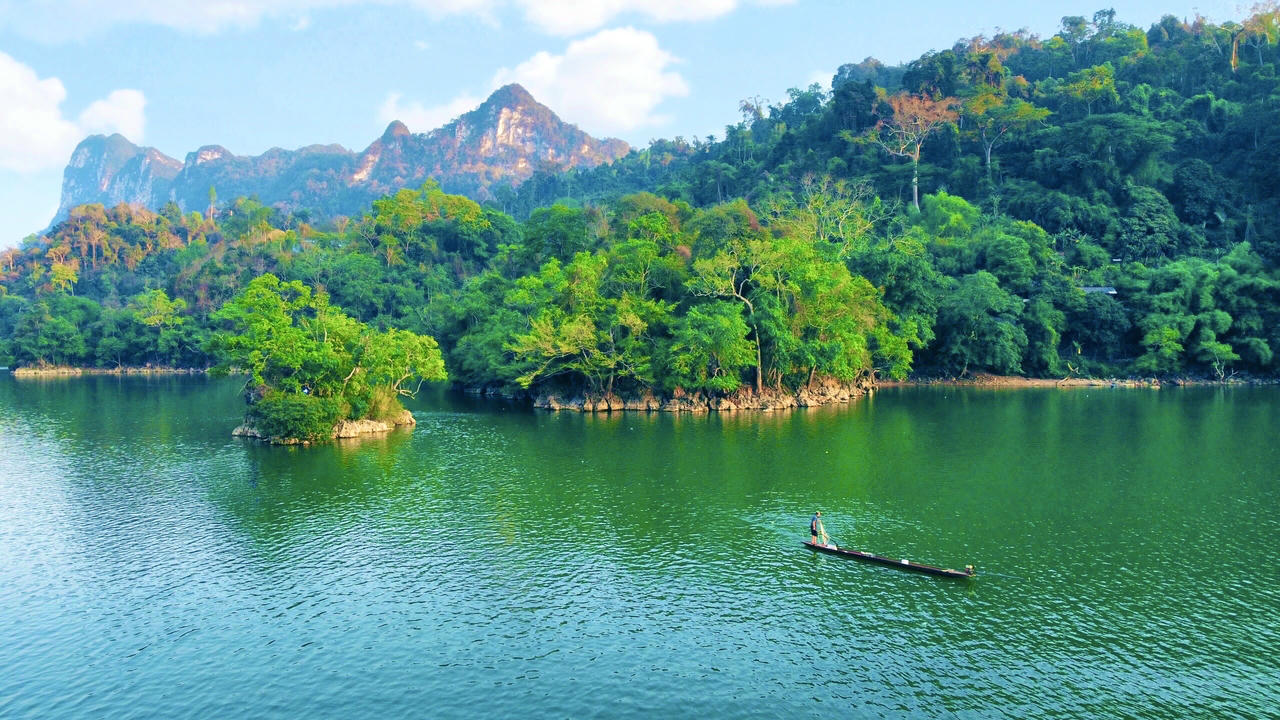 Hồ Ba Bể - Thái Nguyên, một trong những hồ nước ngọt đẹp nhất thế giới (Ảnh: Lê Hanh)
