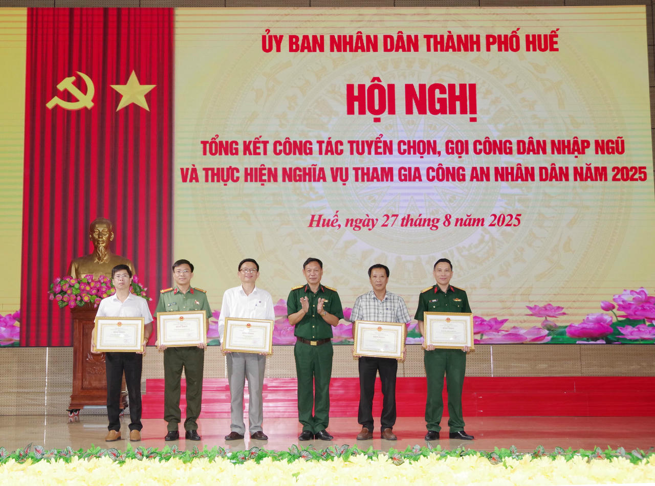 Tặng Bằng khen cho 5 tập thể đã có thành tích xuất sắc trong công tác tuyển quân năm 2025.