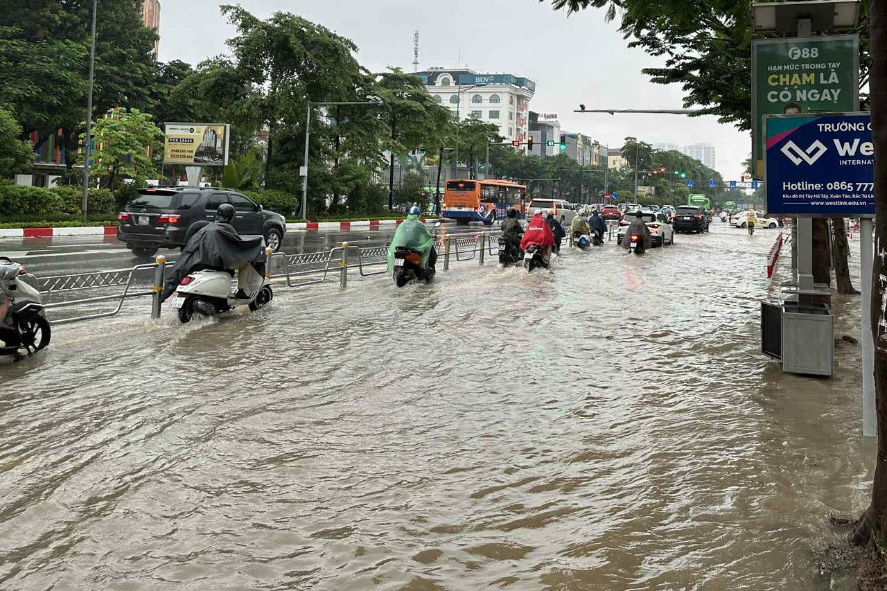 Nhiều tuyến phố Hà Nội vẫn chìm trong nước