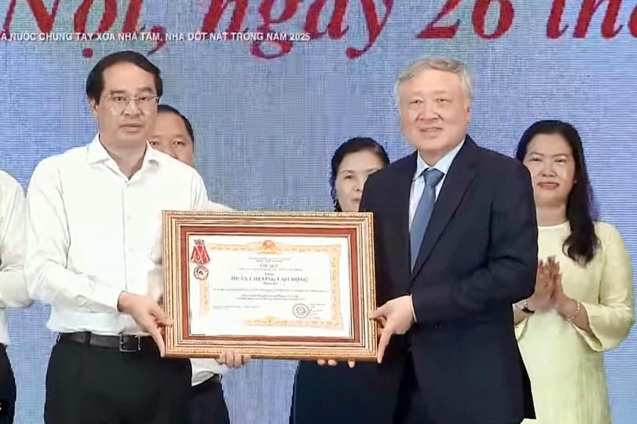 Tập thể tỉnh Lào Cai vinh dự được tặng thưởng Huân chương Lao động hạng Ba (Ảnh: laocai.gov.vn)