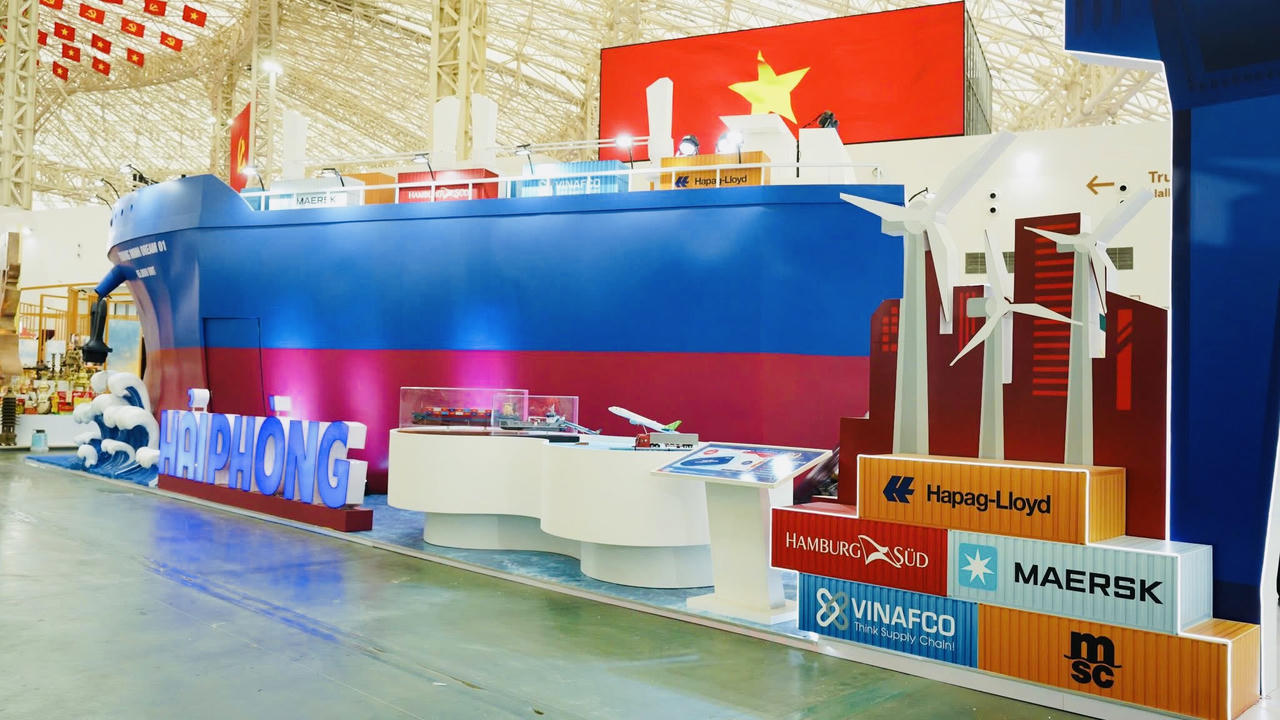 Tại cổng chào khu vực Triển lãm trong nhà của TP là hình ảnh tàu Trường Minh Dream 01 –  biểu tượng đặc trưng của TP cảng Hải Phòng
