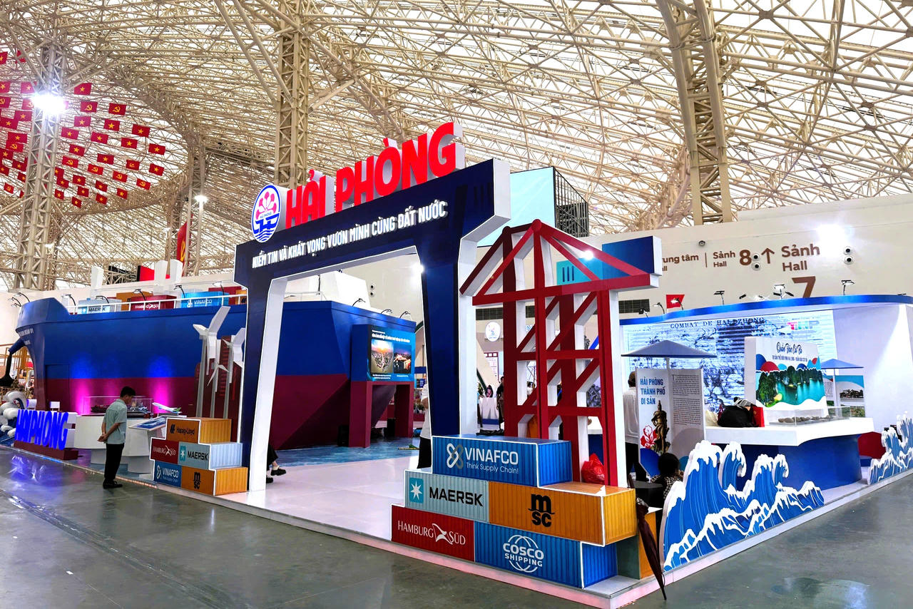 Không gian trưng bày của TP Hải Phòng gây ấn tượng mạnh mẽ khi tái hiện thế mạnh công nghiệp-cảng biển. 