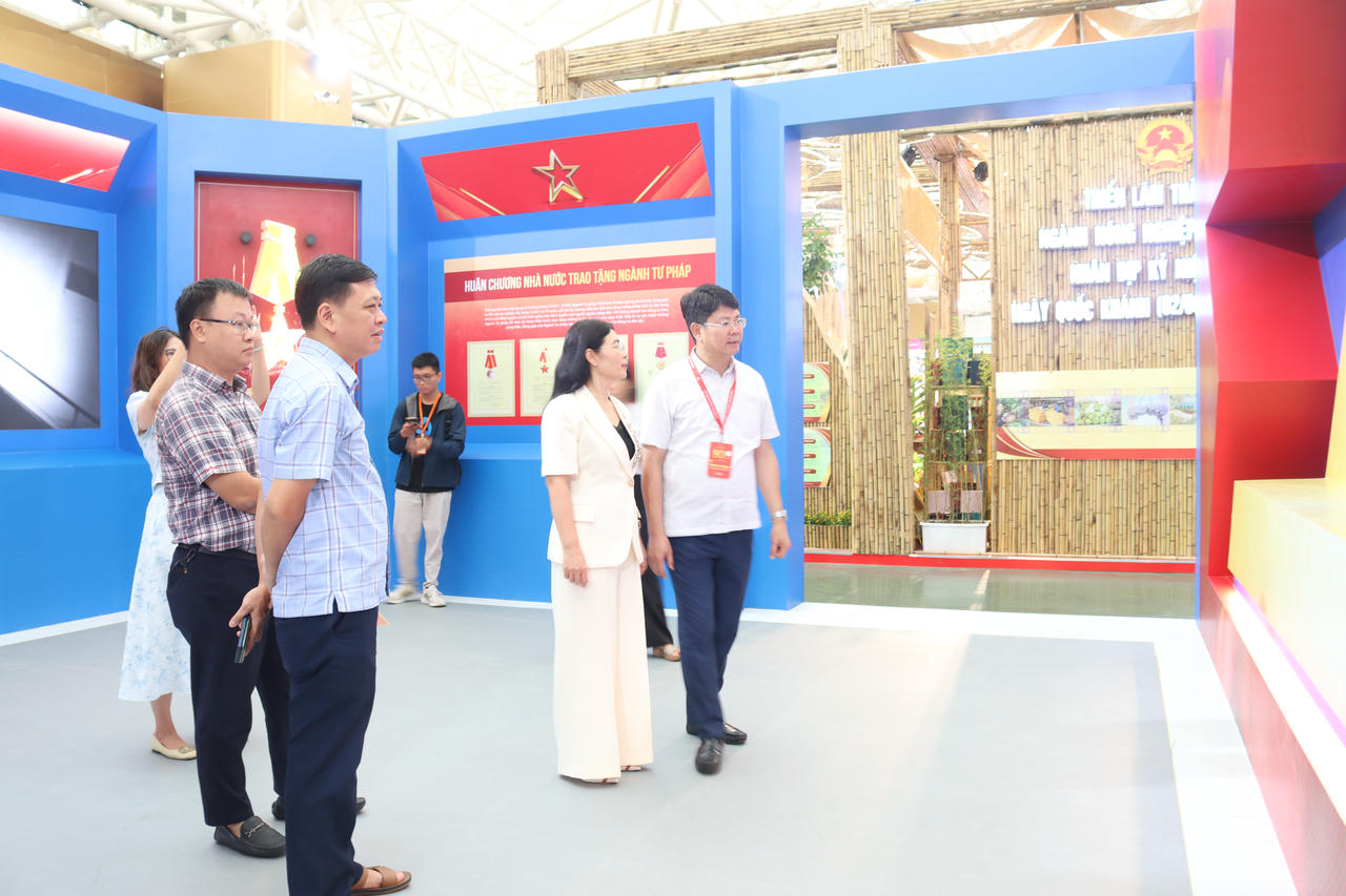 Thứ trưởng Nguyễn Thanh Tịnh kiểm tra không gian triển lãm của Bộ Tư pháp