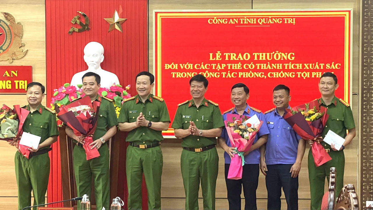 Lãnh đạo Công an tỉnh Quảng Trị trao tiền thưởng từ Quỹ Phòng, chống tội phạm tỉnh cho các đơn vị.