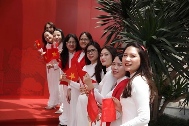 Áo dài trắng tinh khôi hòa cùng sắc đỏ thiêng liêng của Tổ quốc - một khoảnh khắc yêu nước thật dịu dàng.