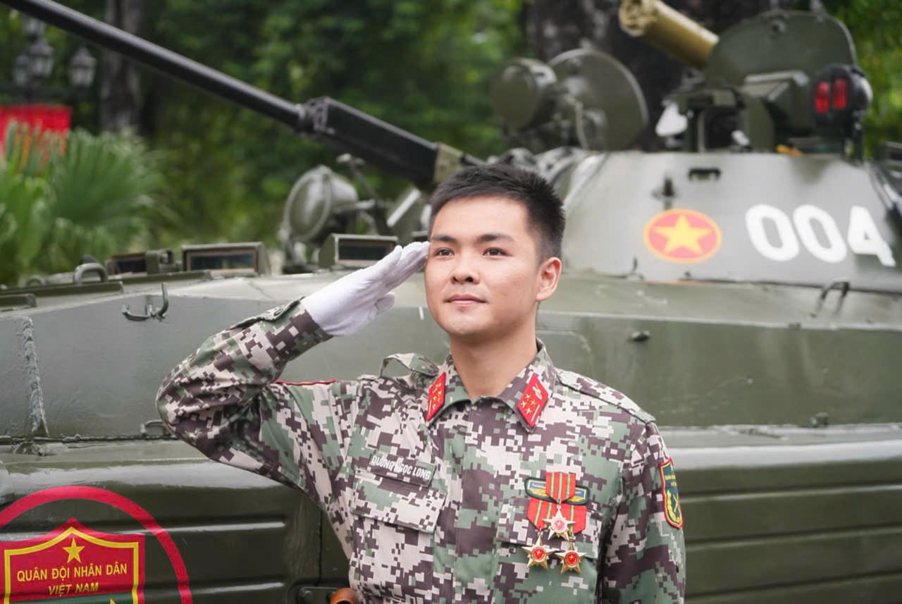 Thượng úy Dương Ngọc Long,  trưởng xe chiến đấu bộ binh BMP-2 số hiệu 004. Nguồn ảnh Mỵ Châu