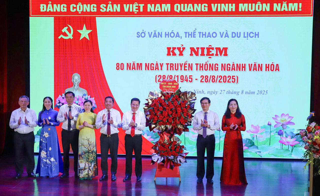 Lãnh đạo tỉnh Quảng Ninh tặng hoa chúc mừng 80 năm Ngày truyền thống ngành Văn hóa.