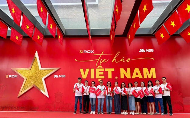 Tọa độ check-in này cũng là nơi lý tưởng để nhân viên văn phòng, công ty lưu giữ kỷ niệm, hòa mình vào không khí ngày Quốc khánh đang tới rất gần.